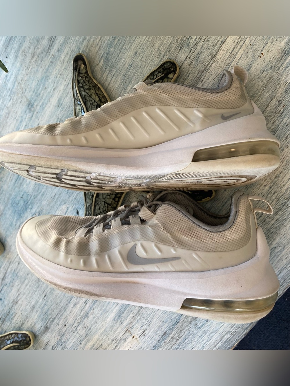 Nike Air Max Axis White and Gray Running Shoes Sneakers Athletic Size 8.5